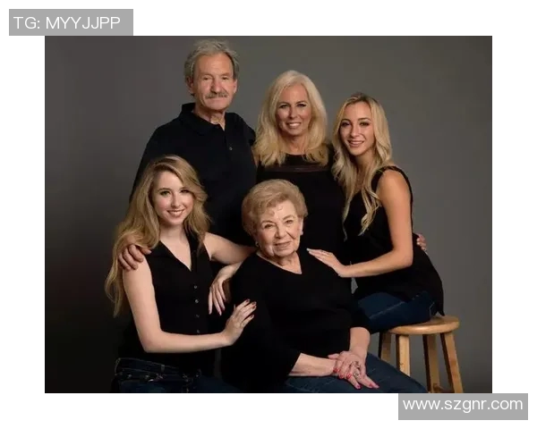 足球明星与妻子孩子温馨合影展现幸福家庭生活瞬间